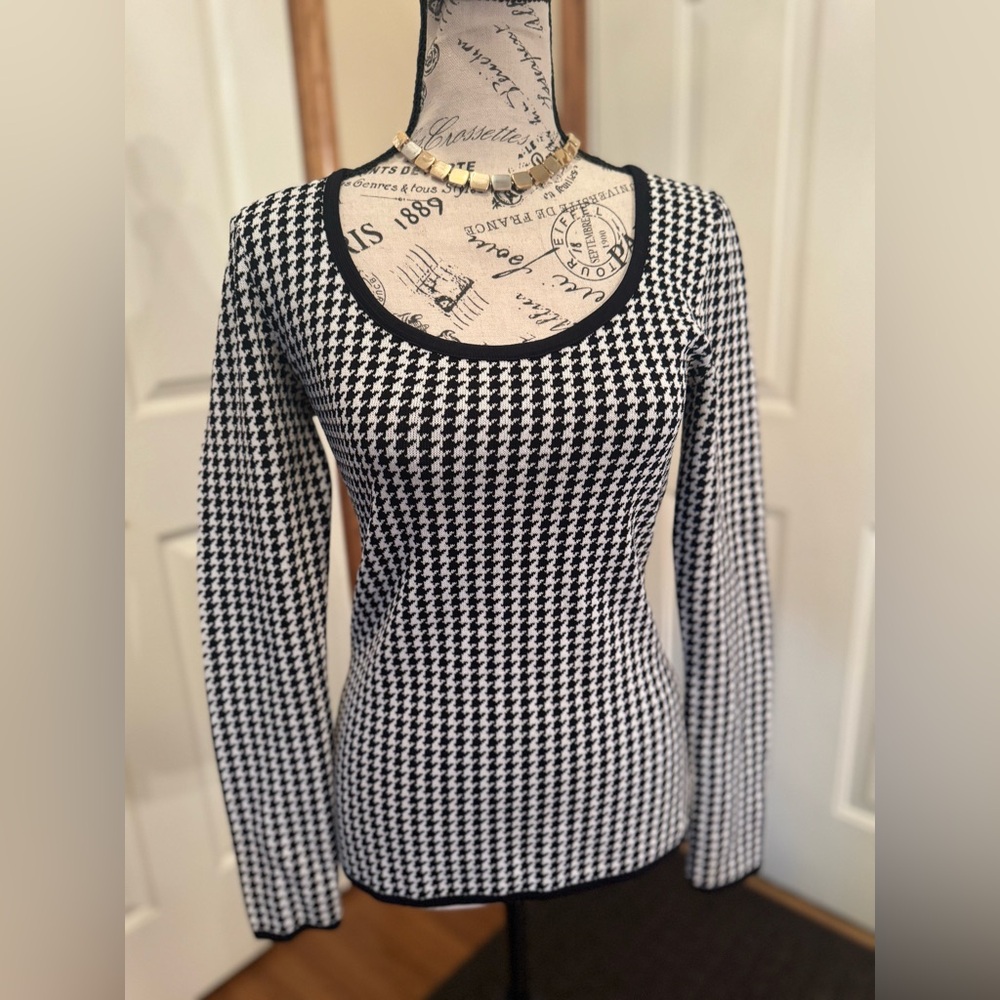 White House Black Market Houndstooth Scoop Neck LS Stretch Sweater Size S